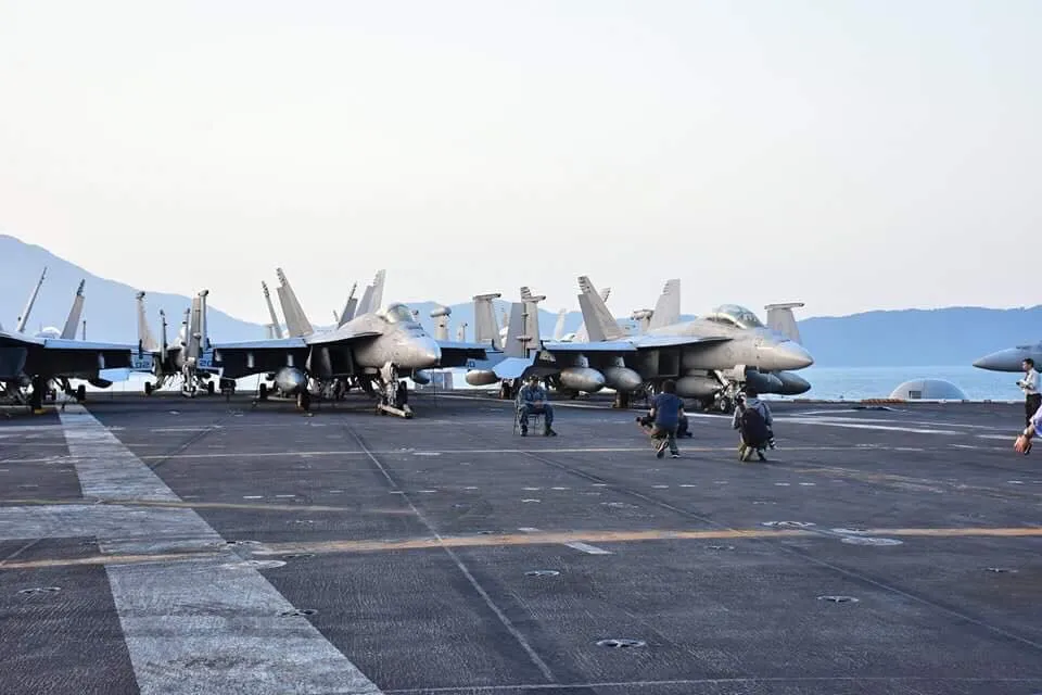 Cận cảnh 'hàng khủng' trên tàu sân bay Mỹ ở Đà Nẵng ảnh 8