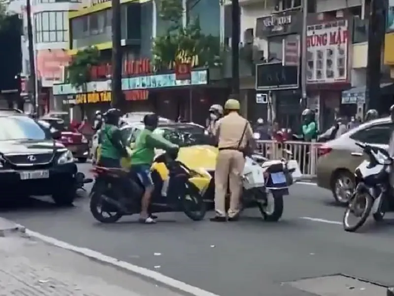 CSGT dùng xe đặc chủng chặn trước đầu chiếc ôtô để yêu cầu tài xế xuống làm việc. Ảnh cắt từ clip