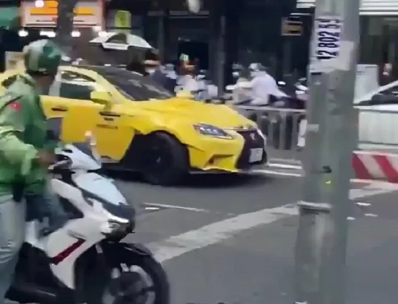 Chiếc ô tô tông ngã xe đặc chủng rồi sau đó bỏ chạy. Ảnh cắt từ clip