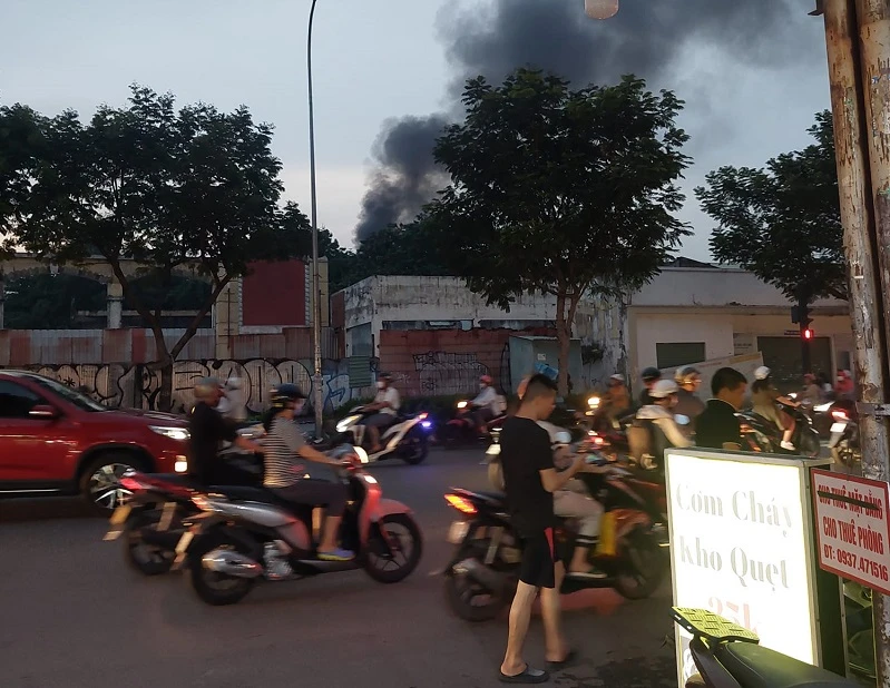 Cột khói bốc lên cao từ đám cháy