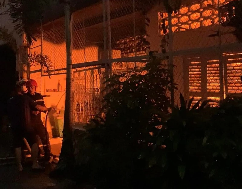 Người dân cùng lực lượng cảnh sát PCCC dập lửa tại hiện trường