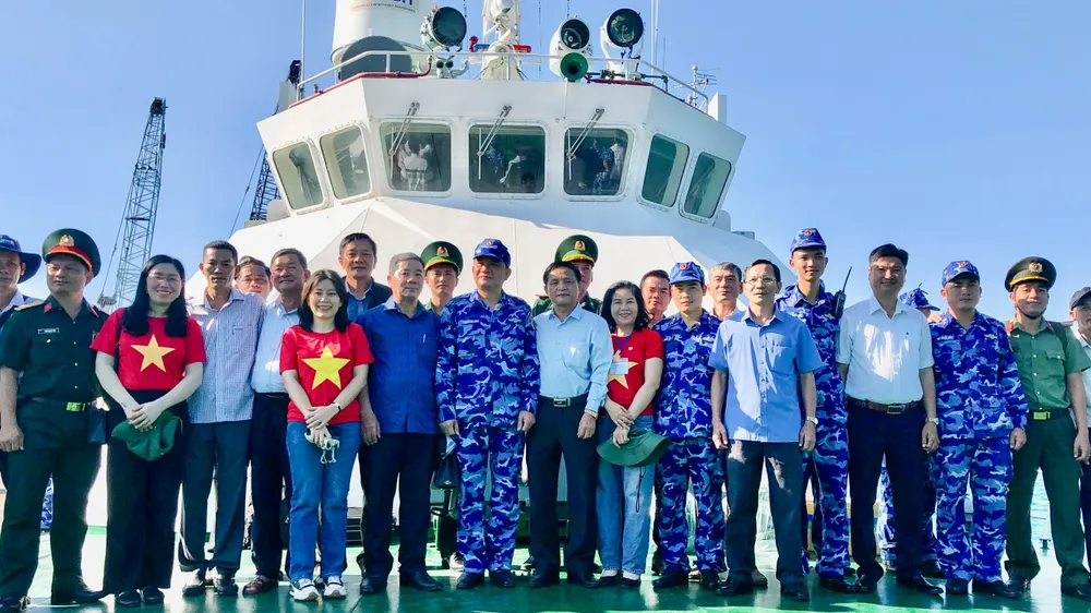Đoàn công tác của tỉnh Phú Yên và đoàn Bộ Tư lệnh Vùng cảnh sát biển 2 chụp ảnh lưu niệm Đoàn công tác của tỉnh Phú Yên và đoàn Bộ Tư lệnh Vùng cảnh sát biển 2 chụp ảnh lưu niệm