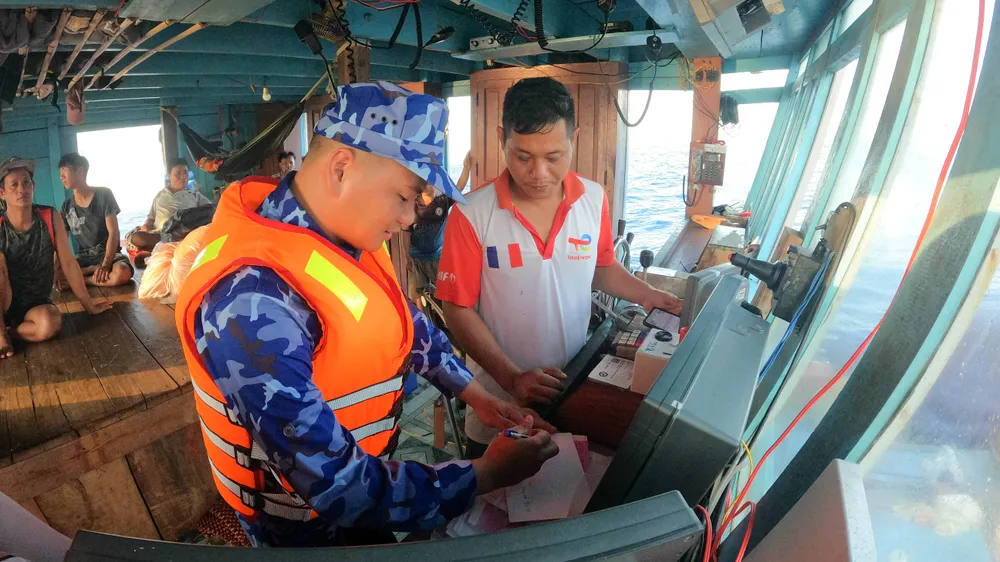 Qua kiểm tra, hầu hết các tàu cá của Phú Yên đang đánh bắt trên biển đều thực hiện đúng quy định. Qua kiểm tra, hầu hết các tàu cá của Phú Yên đang đánh bắt trên biển đều thực hiện đúng quy định.