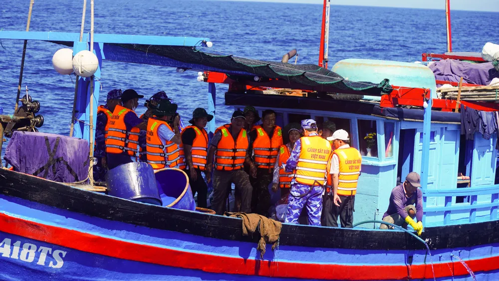 Lực lượng Cảnh sát biển và Bộ đội biên phòng kiểm tra các thủ tục, giấy tờ liên quan của các tàu cá Phú Yên đang hoạt động trên biển. Lực lượng Cảnh sát biển và Bộ đội biên phòng kiểm tra các thủ tục, giấy tờ liên quan của các tàu cá Phú Yên đang hoạt động trên biển.