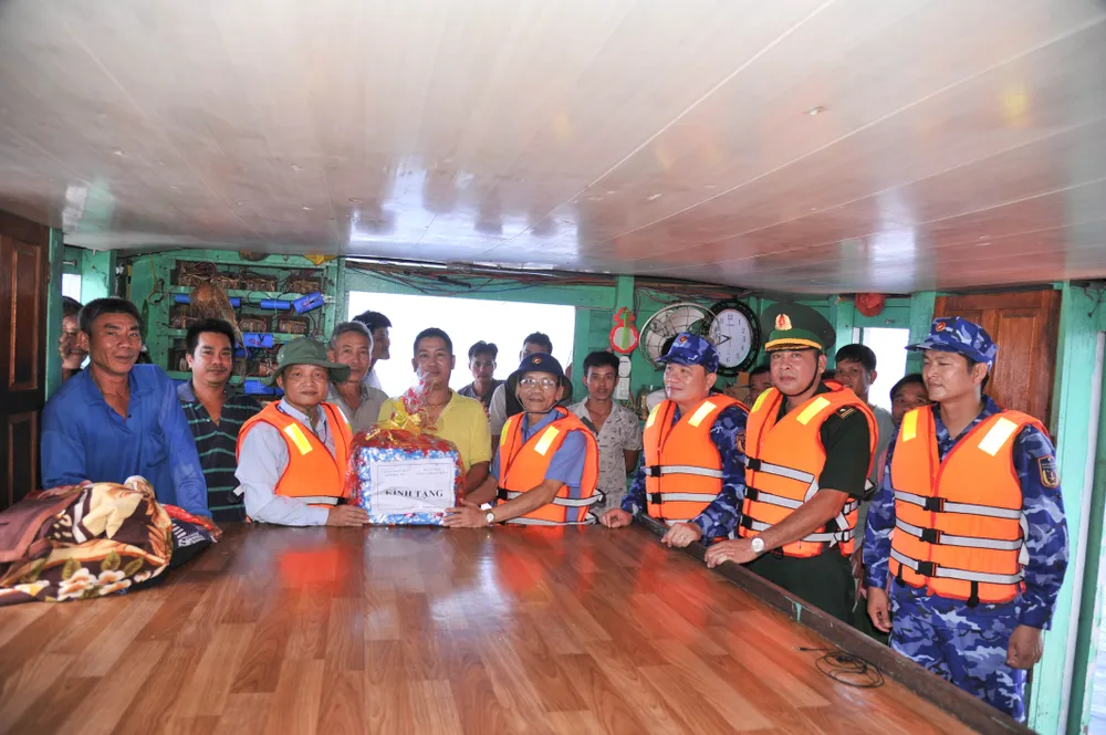 Ông Lê Tấn Hổ, Phó Chủ tịch thường trực UBND tỉnh Phú Yên và ông Lê Thanh Đồng, Phó Chủ tịch HĐND tỉnh Phú Yên, trao quà cho tàu PY95253. Ông Lê Tấn Hổ, Phó Chủ tịch thường trực UBND tỉnh Phú Yên và ông Lê Thanh Đồng, Phó Chủ tịch HĐND tỉnh Phú Yên, trao quà cho tàu PY95253.