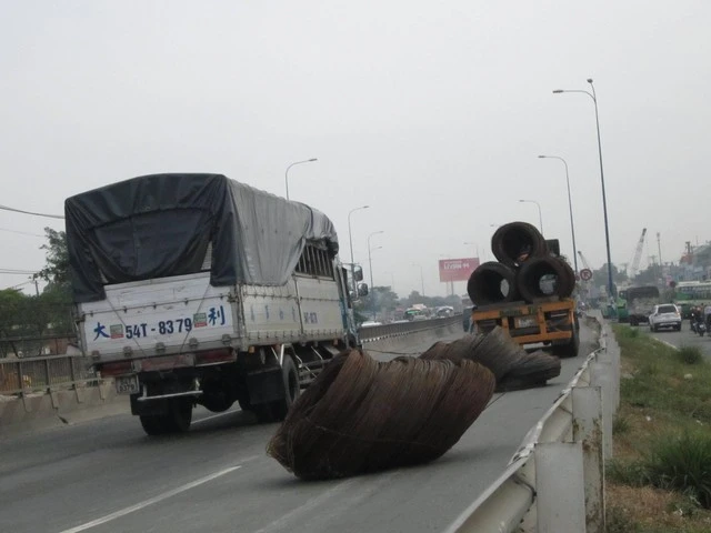 Container đứt xích, hàng chục tấn thép xuống đường ảnh 1