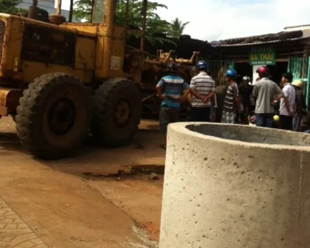 Nổ bánh xe đang bơm, chủ tiệm nguy kịch ảnh 1