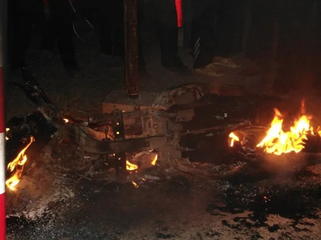 Xe tay ga cháy rụi sau khi va quệt với ô tô ảnh 1 Xe tay ga cháy rụi sau khi va quệt với ô tô ảnh 1