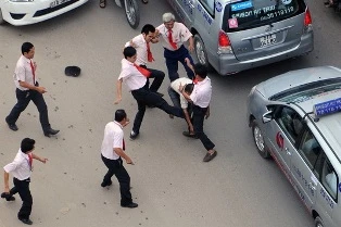 Gặp người chụp ảnh, quay clip cảnh tài xế đánh nhau ảnh 1