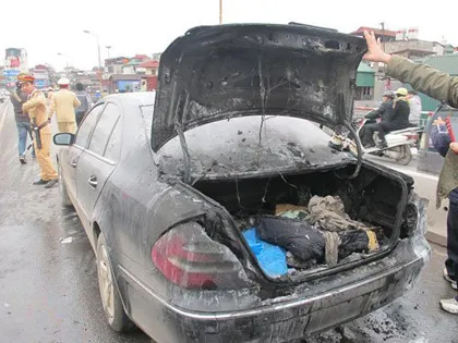 Ô tô 4 chỗ bốc cháy ngùn ngụt trên cầu Chương Dương ảnh 13 Ô tô 4 chỗ bốc cháy ngùn ngụt trên cầu Chương Dương ảnh 13