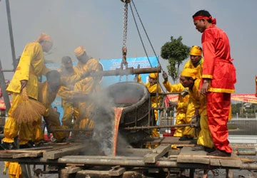 Đúc trống đồng, súng thần công dâng Đại tướng Võ Nguyên Giáp ảnh 1