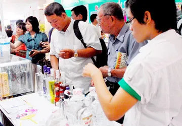 Rượu đế cũng phải dán tem ảnh 1 Rượu đế cũng phải dán tem ảnh 1