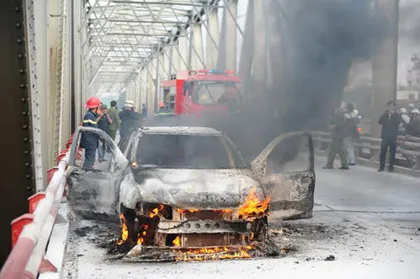 Ô tô 4 chỗ bốc cháy ngùn ngụt trên cầu Chương Dương ảnh 5 Ô tô 4 chỗ bốc cháy ngùn ngụt trên cầu Chương Dương ảnh 5