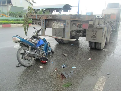 Xe máy tông đuôi container, 1 người nguy kịch ảnh 2