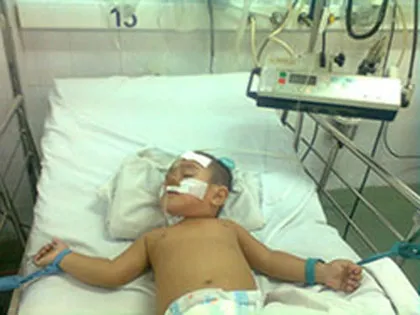 Suýt chết vì khát nước, uống nhầm xăng ảnh 1 Suýt chết vì khát nước, uống nhầm xăng ảnh 1