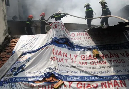 TP.HCM: 3 đứa trẻ thoát chết trong căn nhà bị cháy ảnh 1 TP.HCM: 3 đứa trẻ thoát chết trong căn nhà bị cháy ảnh 1