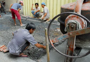 Trưởng thôn cũng lạm quyền ảnh 1