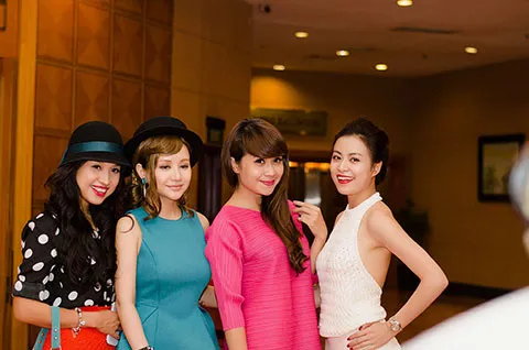 Hoàng Thùy Linh khoe lưng trần ảnh 8 Hoàng Thùy Linh khoe lưng trần ảnh 8