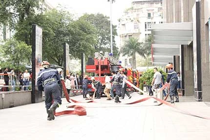 Diễn tập chữa cháy và cứu nạn, cứu hộ tại VINCOM CENTER Đồng Khởi ảnh 4