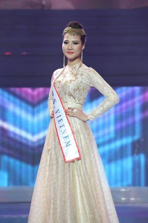 Đại diện Việt Nam cầm ngược cờ, in sai tên nước thi Mrs. World ảnh 1