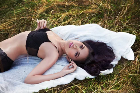 Phan Như Thảo chụp ảnh nội y giữa đồng hoa dại ảnh 8 Phan Như Thảo chụp ảnh nội y giữa đồng hoa dại ảnh 8