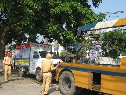 Chủ doanh nghiệp tông xe vào cảnh sát giao thông ảnh 1