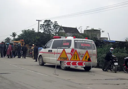 Tránh biển báo sửa đường, một giáo viên bị ô tô đâm chết ảnh 1