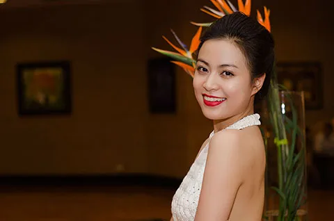 Hoàng Thùy Linh khoe lưng trần ảnh 5 Hoàng Thùy Linh khoe lưng trần ảnh 5