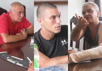 Ba “ông Tây” rút tiền bằng thẻ ATM giả ảnh 1