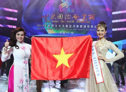 Đại diện Việt Nam cầm ngược cờ, in sai tên nước thi Mrs. World ảnh 3