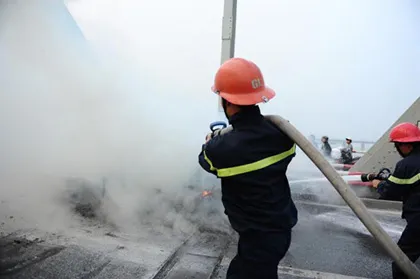 Ô tô 4 chỗ bốc cháy ngùn ngụt trên cầu Chương Dương ảnh 9 Ô tô 4 chỗ bốc cháy ngùn ngụt trên cầu Chương Dương ảnh 9