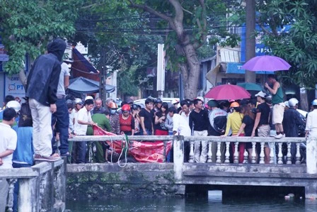 Một người tâm thần chết dưới hồ nước ảnh 1