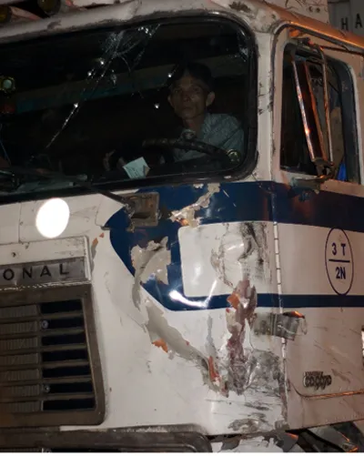 Hàng chục người bảo vệ hiện trường xe chở sữa bị lật ảnh 4 Hàng chục người bảo vệ hiện trường xe chở sữa bị lật ảnh 4