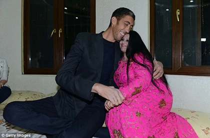 "Cọc cạch" lễ cưới của người đàn ông cao nhất thế giới ảnh 5