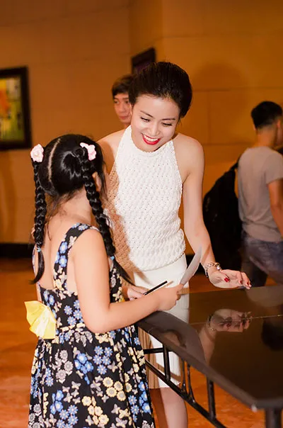 Hoàng Thùy Linh khoe lưng trần ảnh 10 Hoàng Thùy Linh khoe lưng trần ảnh 10