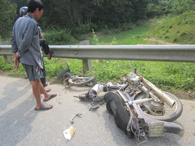 Xe tải tông gãy đôi xe máy, 2 tài xế nguy kịch ảnh 1