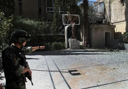 Sứ quán Trung Quốc ở Syria trúng đạn cối ảnh 1 Sứ quán Trung Quốc ở Syria trúng đạn cối ảnh 1