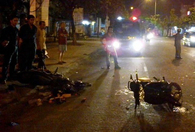 Tranh nhau nhặt xấp tiền 500.000 của người bị tai nạn ảnh 1 Tranh nhau nhặt xấp tiền 500.000 của người bị tai nạn ảnh 1