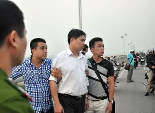 Thực nghiệm hiện trường vụ ném xác trên cầu Thanh Trì ảnh 1