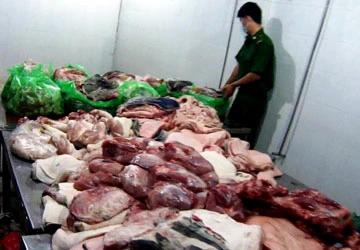 Chặn gần một tấn thịt heo bẩn tuồn vào TP.HCM ảnh 1