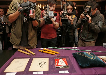 Chiếc áo Lý Tiểu Long mặc trong bộ phim cuối cùng giá 2 tỷ ảnh 2