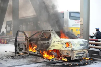 Ô tô 4 chỗ bốc cháy ngùn ngụt trên cầu Chương Dương ảnh 6 Ô tô 4 chỗ bốc cháy ngùn ngụt trên cầu Chương Dương ảnh 6