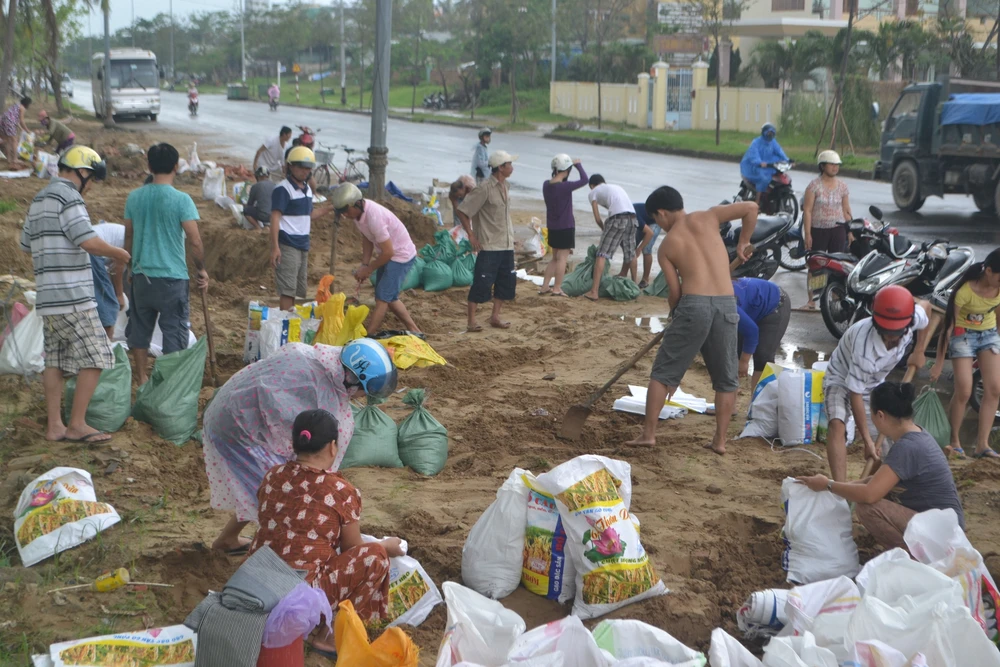 Đà Nẵng đang căng mình chuẩn bị đón bão siêu bão ảnh 3