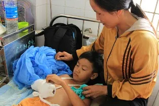 Bé 10 tuổi bị chém đứt gân tay ảnh 1