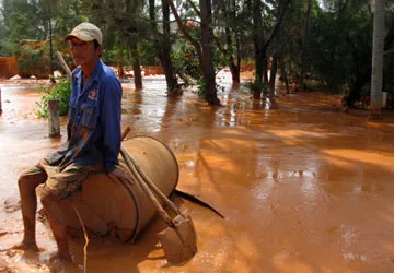 Vỡ hồ chứa bùn đỏ, giao thông tê liệt ảnh 1 Vỡ hồ chứa bùn đỏ, giao thông tê liệt ảnh 1