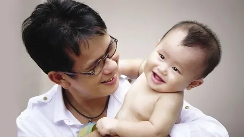 Nhạc sĩ Đức Huy chia sẻ về hôn nhân với vợ kém 43 tuổi ảnh 1