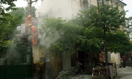 Hoảng loạn vì cháy trạm biến áp sát cây xăng ảnh 1