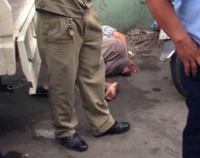 Trật tự đô thị đánh ngất xỉu người bán hàng rong ảnh 3