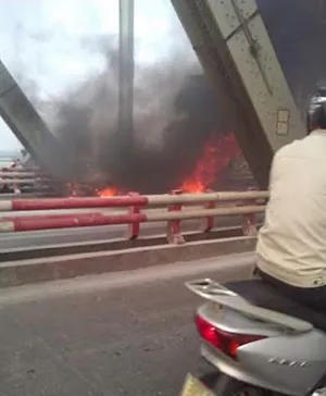 Ô tô 4 chỗ bốc cháy ngùn ngụt trên cầu Chương Dương ảnh 2 Ô tô 4 chỗ bốc cháy ngùn ngụt trên cầu Chương Dương ảnh 2