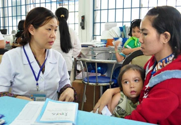 Bé Khang tập vật lý trị liệu tại BV Nhi đồng 1 ảnh 1